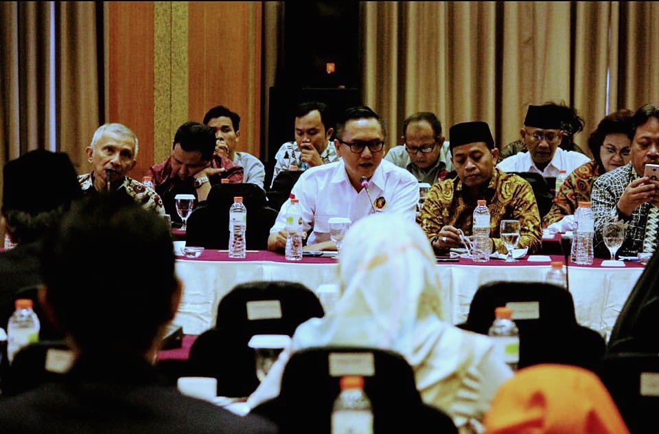 Forum diskusi dengan peserta duduk mengelilingi meja