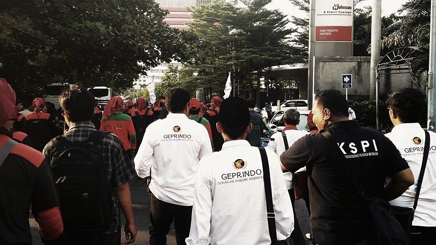 Barisan GEPRINDO berjalan bersama peserta berkaus KSPI