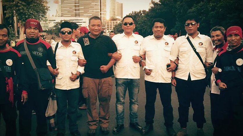 Pengurus GEPRINDO bergandengan tangan dengan anggota Garda Metal