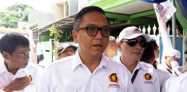 Bastian P. Simanjuntak mengenakan kemeja putih berlambang GEPRINDO di antara peserta kegiatan