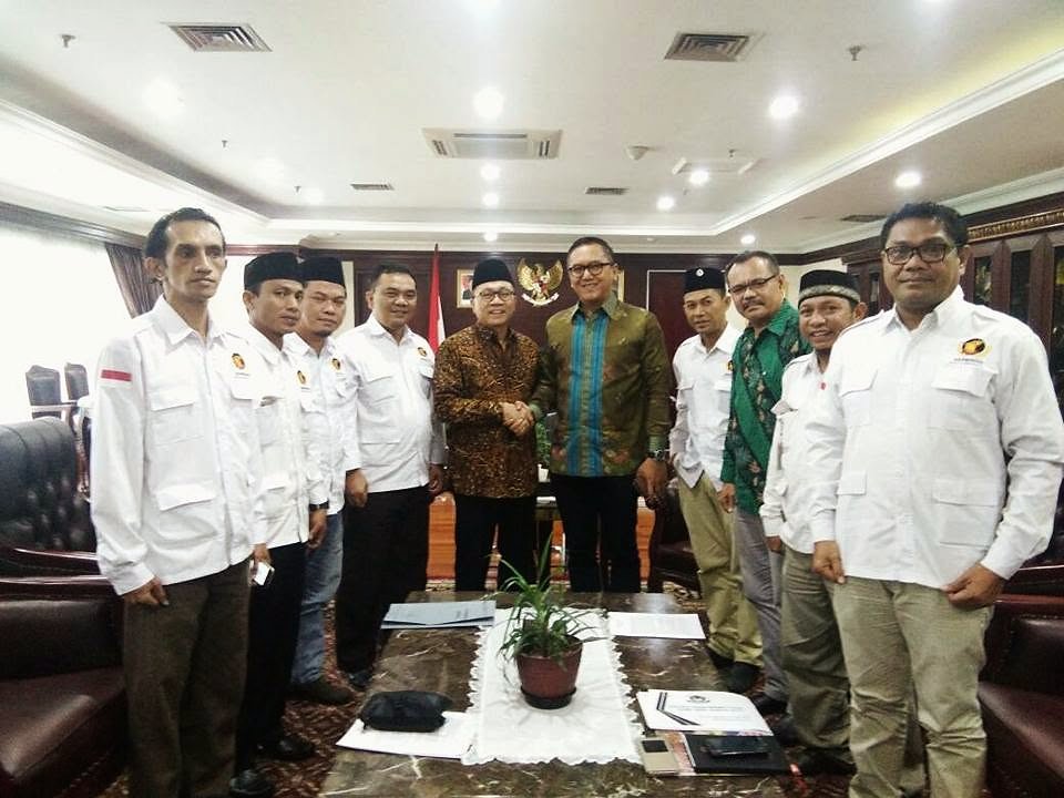 Audiensi resmi di ruang kerja lembaga negara