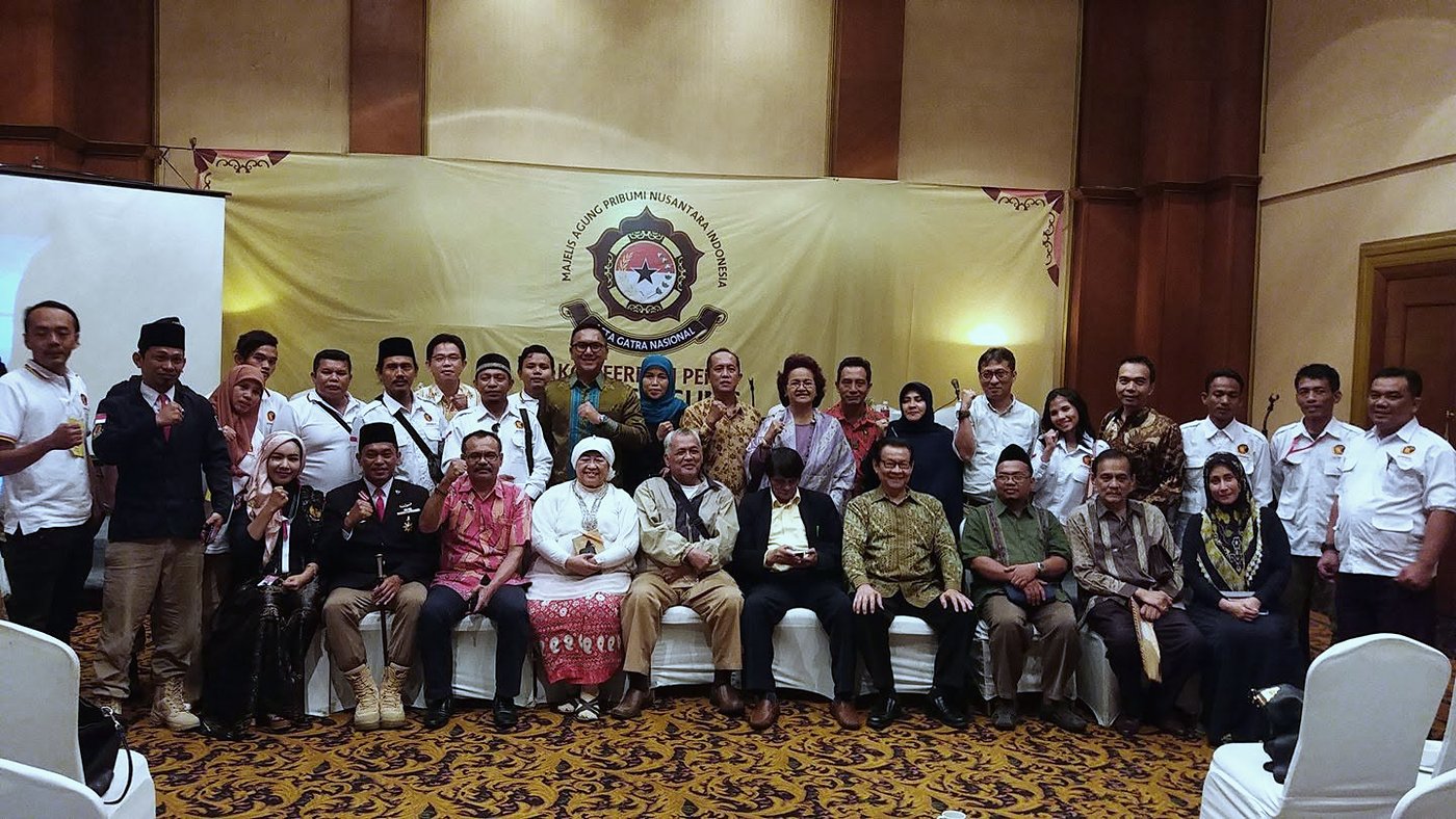 Foto bersama peserta konferensi