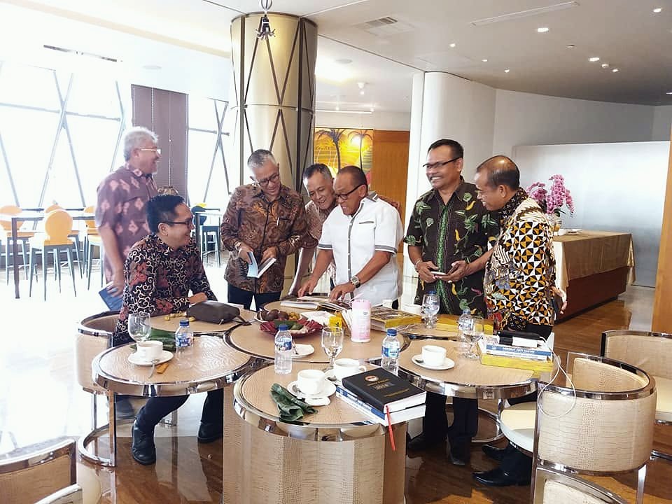 Pembahasan dokumen di meja bundar