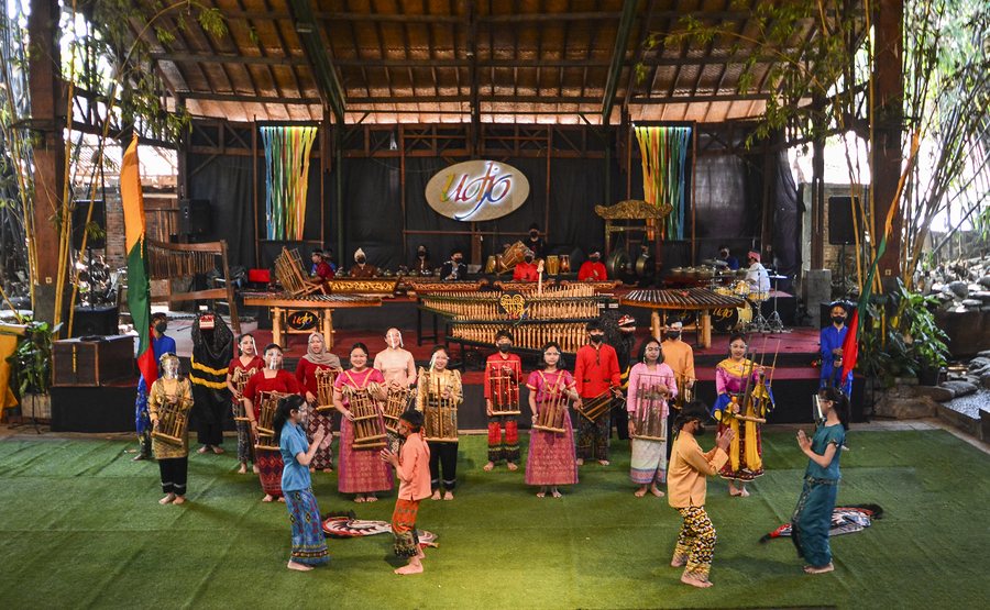 Pertunjukan angklung di Saung Angklung Udjo, Bandung.