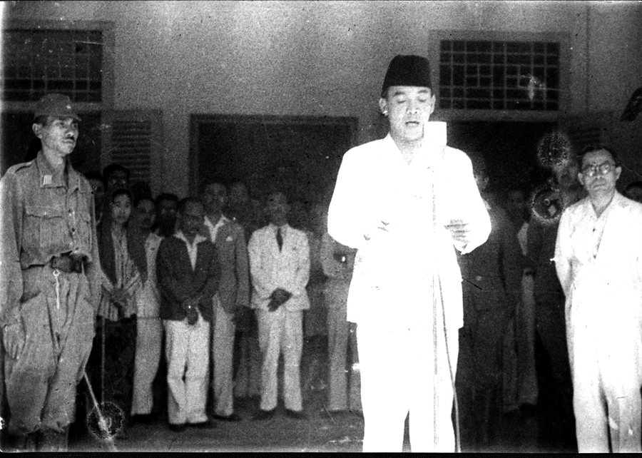 Pembacaan Proklamasi, 17 Agustus 1945. Foto oleh Frans Mendur — salah satu dari sedikit rekaman visual peristiwa itu yang selamat.