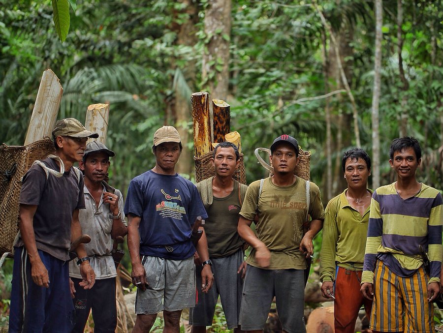 Masyarakat Sungai Utik bersama hutan adat yang mereka jaga turun-temurun.