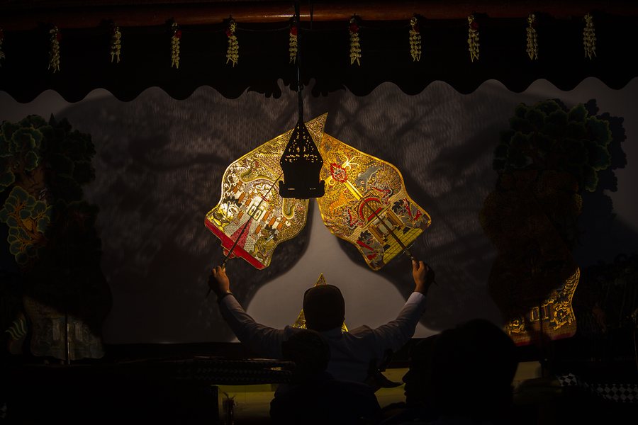 Pertunjukan wayang kulit.